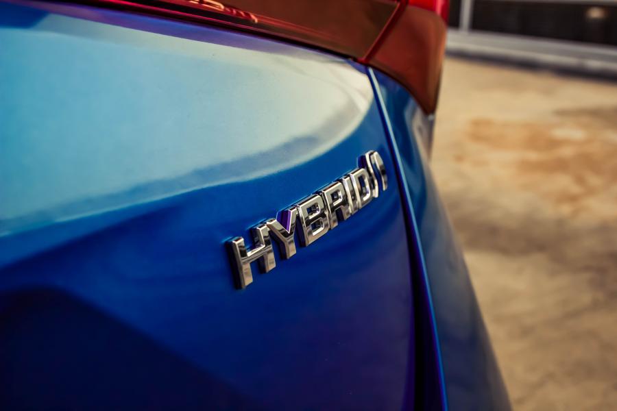 Логотип Toyota Prius 2019 года  (ZA) (фото 2 из 28)